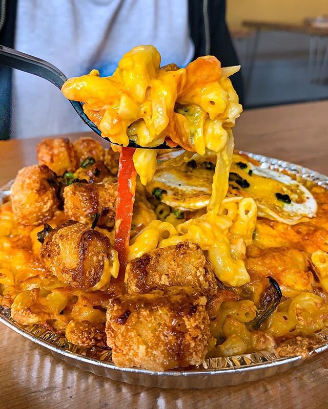 Try our Hangover Mac for your next mac order! 🍤🧀 Cheddar Mac with Fried or Scrambled Eggs, Peppers and Onions topped with Tater Tots drizzled with Sriracha Ranch 😋 Open for dine-in, takeout and local delivery with Postmates, UberEats, GrubHub &amp